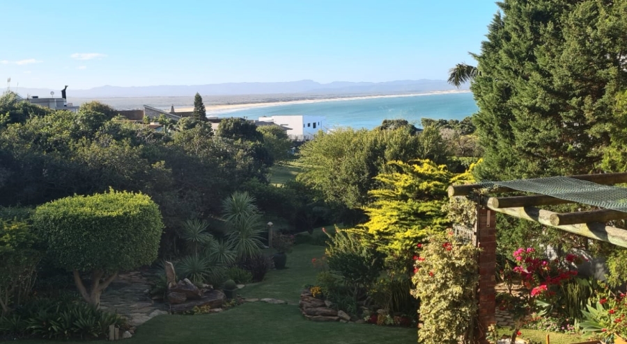 4 Bedroom Property for Sale in Wavecrest Eastern Cape